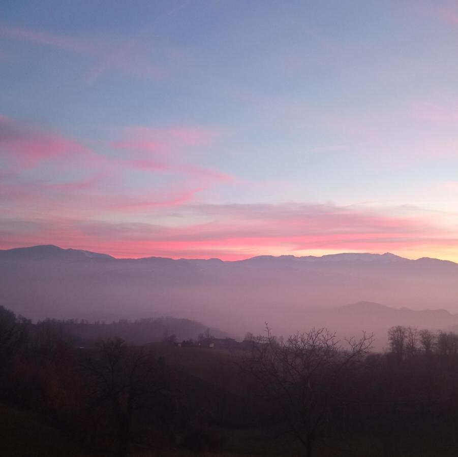 Casale Monte Valestra Bed & Breakfast Bebbio Exterior photo